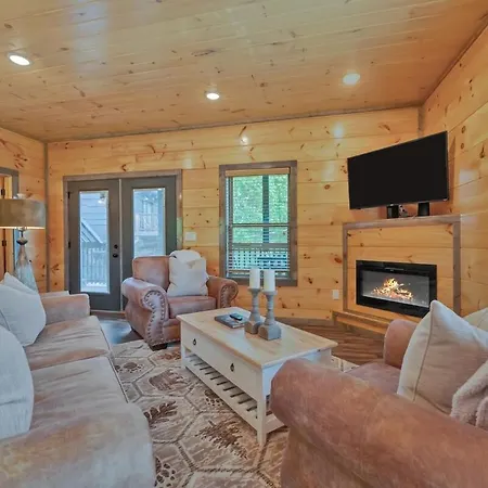 Honeybear Hideaways - Spacious Wrap Around Decks Cabin With Pool & Hot Tub